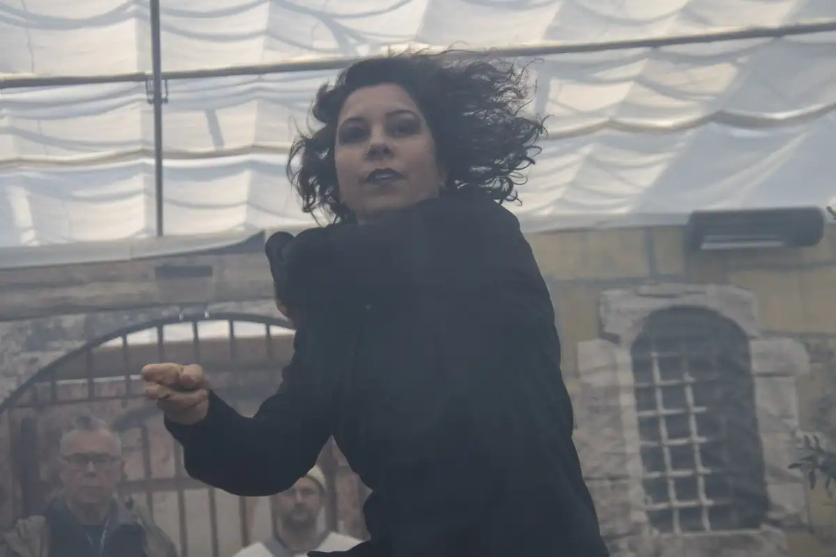 Dunkle Haarige Frau bei Ostergarten Stuttgart, Innenstadt, dramatische Szene.